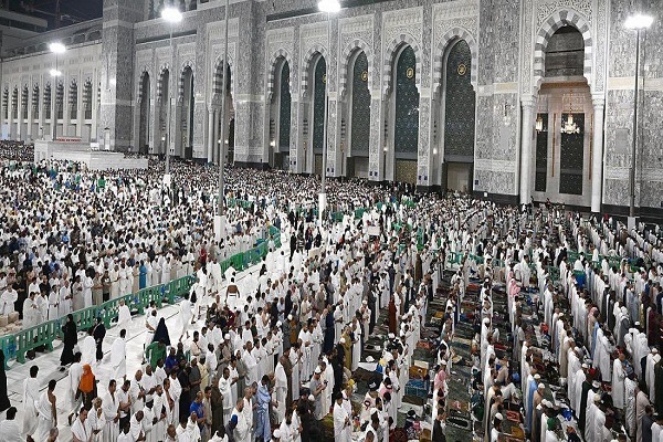 أكثر من مليونين ونصف المليون مصل يشهدون ختم القرآن بالمسجد الحرام
