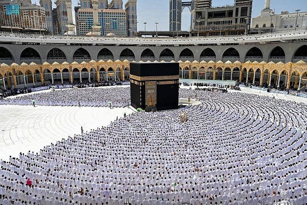 جموع المصلين يؤدون صلاة عيد الفطر في المسجد الحرام والمسجد النبوي + صور