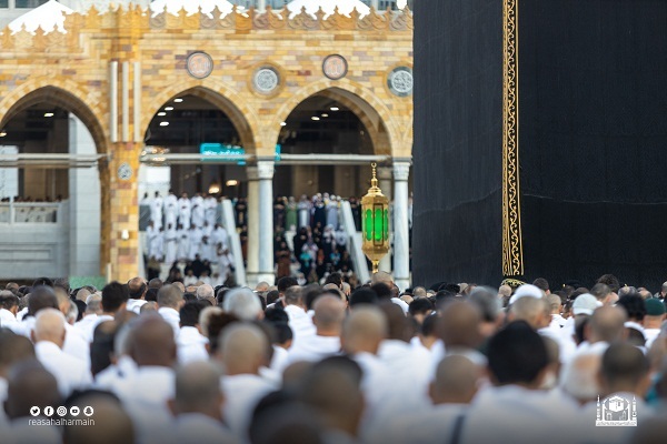 جموع المصلين يؤدون صلاة عيد الفطر في المسجد الحرام والمسجد النبوي + صور