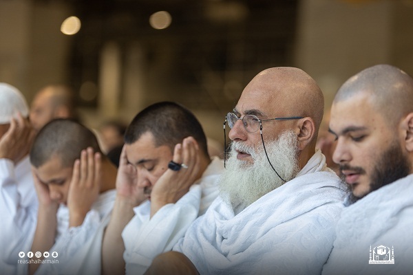 جموع المصلين يؤدون صلاة عيد الفطر في المسجد الحرام والمسجد النبوي + صور