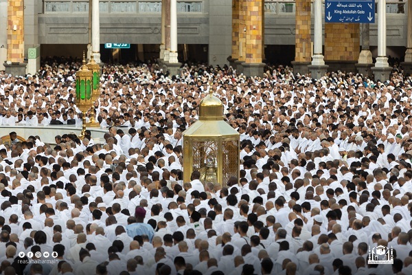 جموع المصلين يؤدون صلاة عيد الفطر في المسجد الحرام والمسجد النبوي + صور