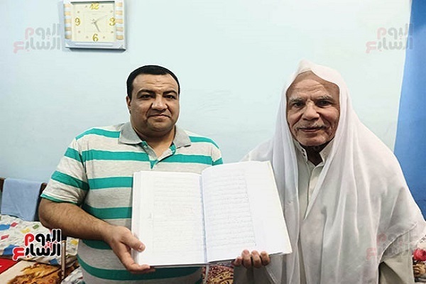 معلم مصري بالمعاش يكتب القرآن كاملاً بخط اليد خلال عام و5 شهور + صور