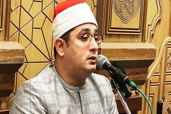 شاهد...تلاوة خاشعة للقارئ العالمي