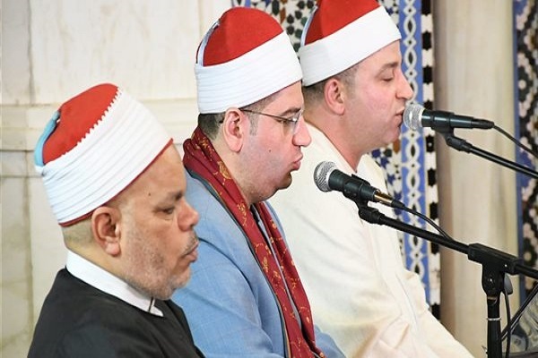 كبار قراء مصر يختمون القرآن في 36 ساعة بمسجد الإمام الحسين(ع) + صور