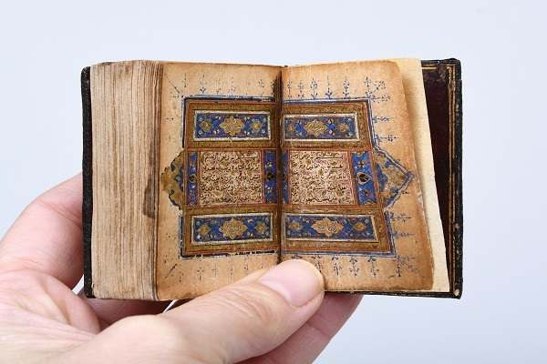 معرض أبوظبي الدولي للكتاب يقدم معروضات نفيسة بينها مصحف منذ عام 1519 م