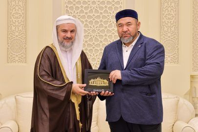 رئيس لجنة الإفتاء في كازاخستان: مجمع القرآن في الشارقة يمثّل وجهة لعلماء القرآن
