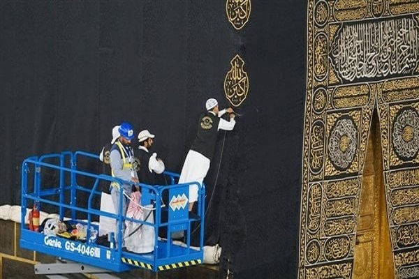 بالصور...رفع كسوة الكعبة المشرفة 3 أمتار استعداداً لموسم الحج