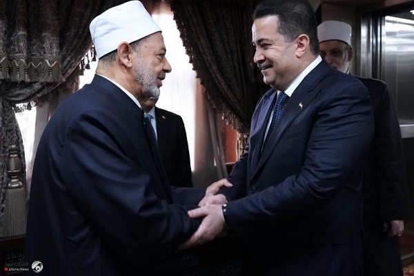 رئيس وزراء العراق يزور مسجد الإمام الحسين(ع) بالقاهرة عقب لقائه شيخ الأزهر + فيديو