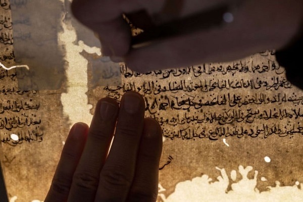 خبراء فلسطينيون يعكفون على ترميم المخطوطات النفيسة في الأقصى + صور و فيديو