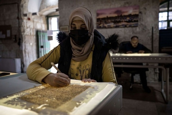 خبراء فلسطينيون يعكفون على ترميم المخطوطات النفيسة في الأقصى + صور و فيديو