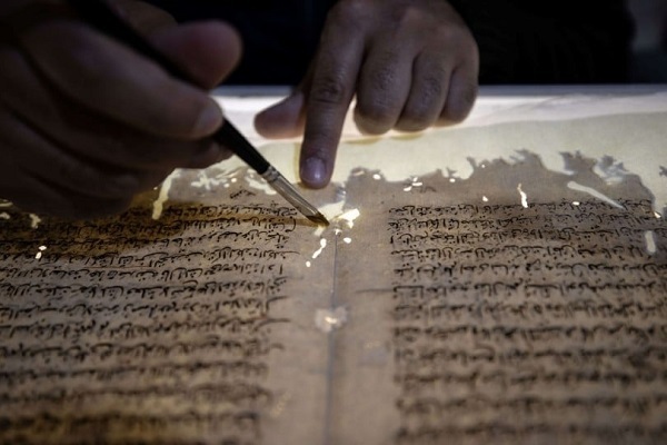 خبراء فلسطينيون يعكفون على ترميم المخطوطات النفيسة في الأقصى + صور و فيديو