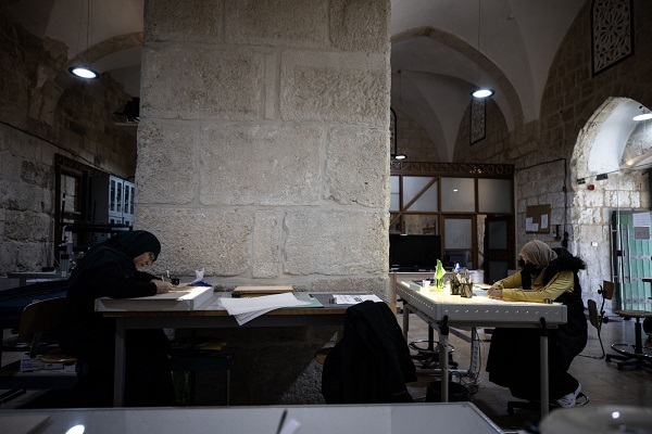 خبراء فلسطينيون يعكفون على ترميم المخطوطات النفيسة في الأقصى + صور و فيديو