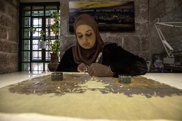خبراء فلسطينيون يعكفون على ترميم المخطوطات النفيسة في الأقصى + صور و فيديو