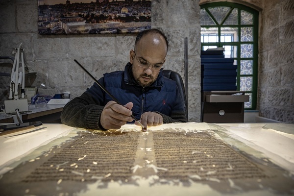 خبراء فلسطينيون يعكفون على ترميم المخطوطات النفيسة في الأقصى + صور و فيديو