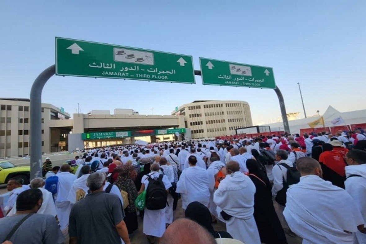 الحجاج يبدأون رمي جمرة العقبة بأول أيام عيد الأضحى