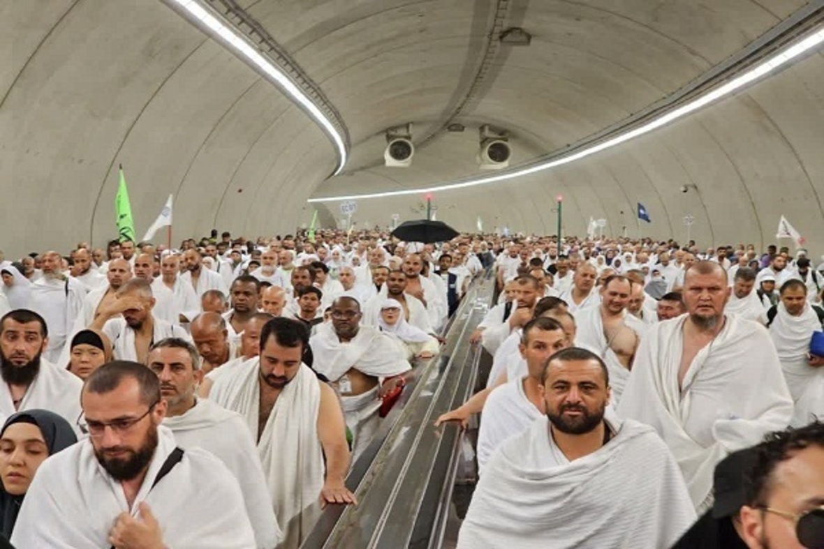 الحجاج يبدأون رمي جمرة العقبة بأول أيام عيد الأضحى