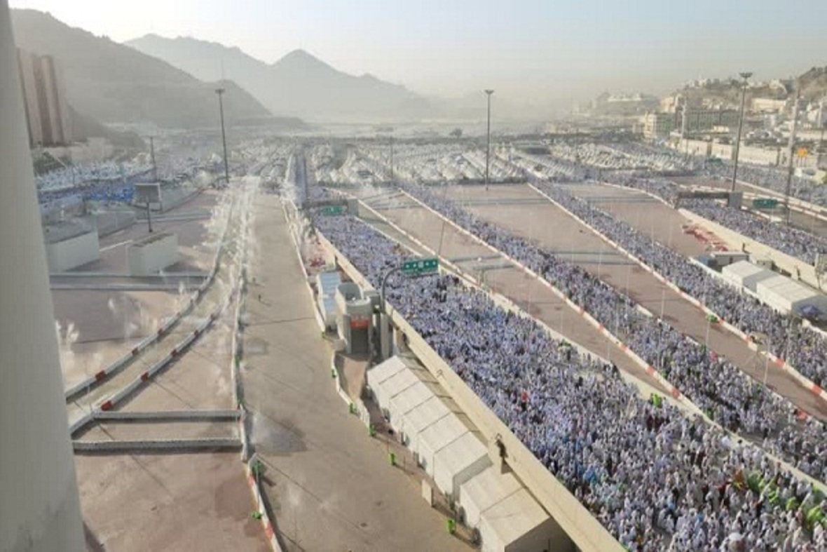 الحجاج يبدأون رمي جمرة العقبة بأول أيام عيد الأضحى
