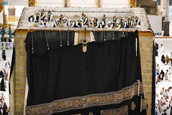 استبدال كسوة الكعبة بمناسبة بدء العام الهجري الجديد + صور و فيديو