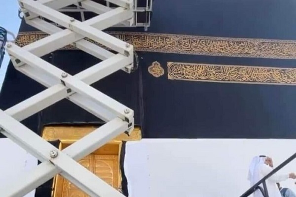 استبدال كسوة الكعبة بمناسبة بدء العام الهجري الجديد + صور و فيديو