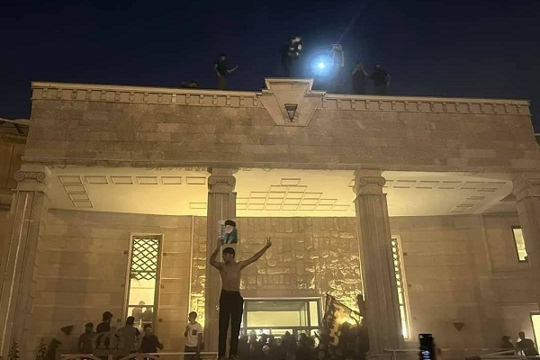 محتجون على الإساءة إلى المصحف يقتحمون سفارة السويد في العراق + فیديو