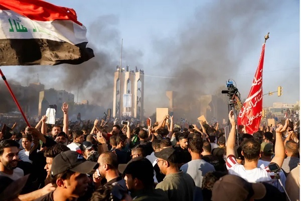 محتجون على الإساءة إلى المصحف يقتحمون سفارة السويد في العراق + فیديو محتجون على الإساءة إلى المصحف يقتحمون سفارة السويد في العراق + فیديو