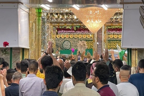 بالصور.. توافد آلاف الزائرين الى المرقد العلوي لاحياء عيد الغدير
