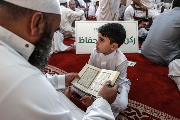 أصغرهم عمره 8 أعوام..مئات الحفاظ يسردون القرآن في جلسة واحدة بغزة + صور