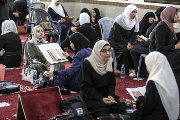 أصغرهم عمره 8 أعوام..مئات الحفاظ يسردون القرآن في جلسة واحدة بغزة + صور