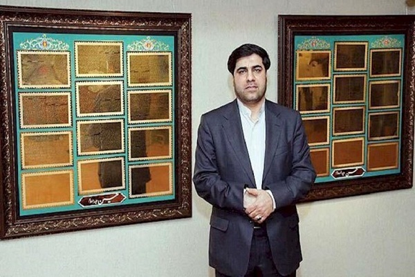 فنان إيراني يخطّ القرآن على تحفة فنية  + صورة