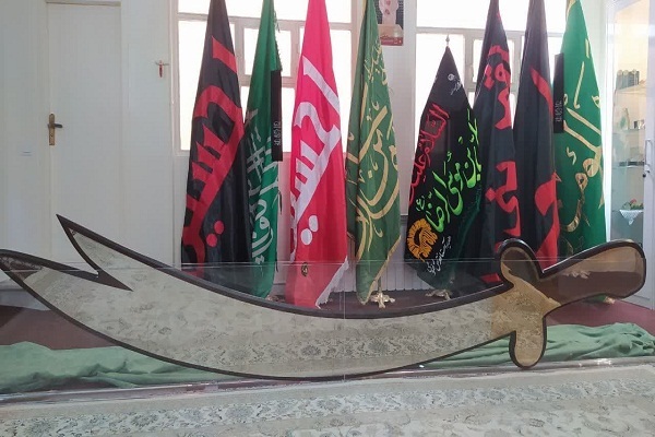 فنان إيراني يخطّ القرآن على تحفة فنية  + صورة