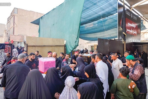 مواكب تقدم خدماتها المتنوعة للزائرين بذكرى إستشهاد النبي محمد (ص)