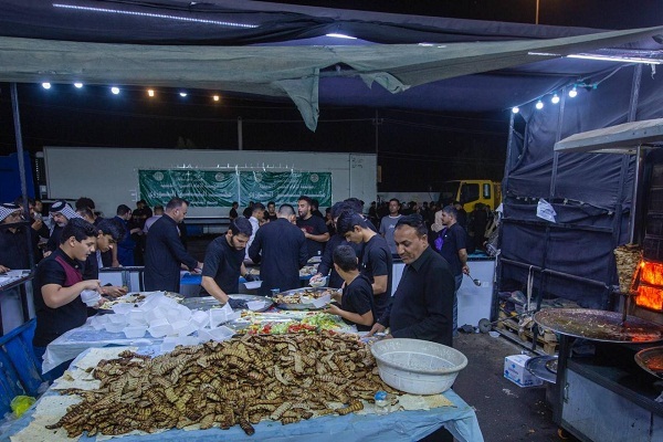 مواكب تقدم خدماتها المتنوعة للزائرين بذكرى إستشهاد النبي محمد (ص)