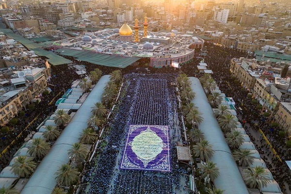 موكب عراقي يرفع آيات من القرآن بين الحرمين بكربلاء + صور وفيديو