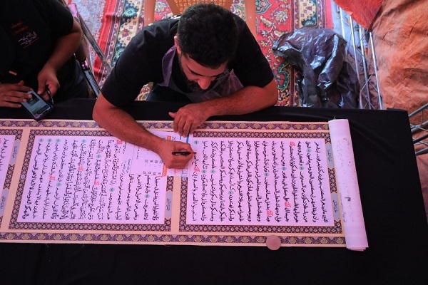 مشاركة أكثر من 5 آلاف زائر في كتابة مصحف الأربعين في العراق + فيديو