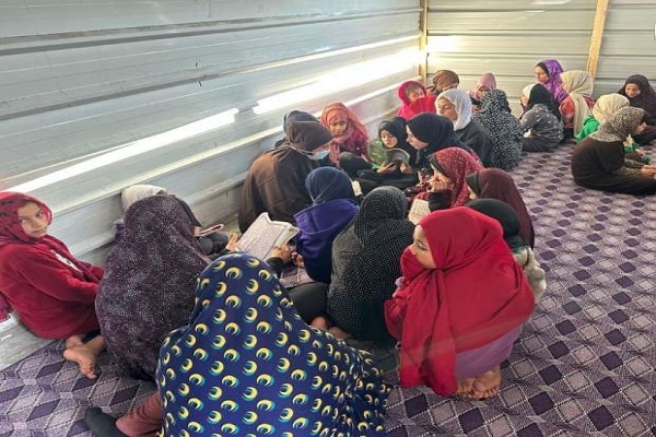 بالصور...نازحون يقيمون مركزاً لتحفيظ القرآن في مركز إيواء بـ