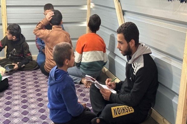 بالصور...نازحون يقيمون مركزاً لتحفيظ القرآن في مركز إيواء بـ