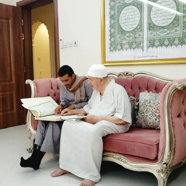 خطاط يمني يحصل على الإجازة في كتابة المصحف بعد لقائه عثمان طه