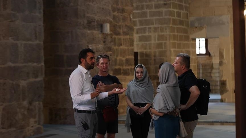 بأربع لغات.. إمام في بأربع لغات.. إمام في