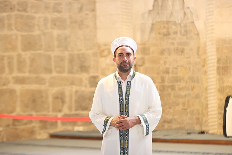 بأربع لغات.. إمام في