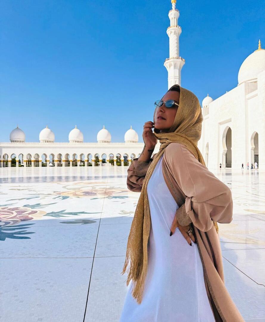 شقيقة رونالدو.. ليليانا كاتيا تظهر بالحجاب في مسجد الشيخ زايد + صور