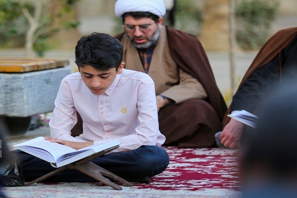 إيران تحيي أسبوع القرآن والعترة والصلاة للطلاب