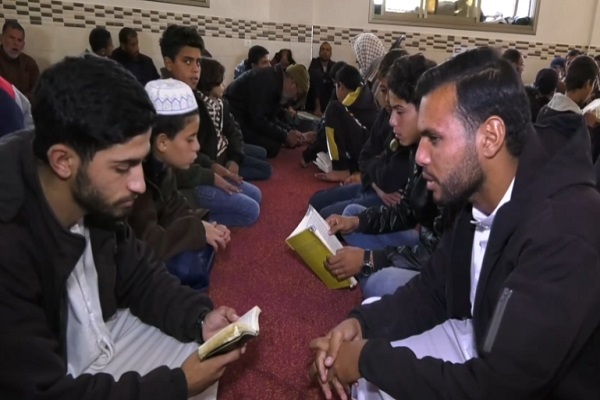 700 طالب وطالبة يسردون القرآن في مواصي خانيونس