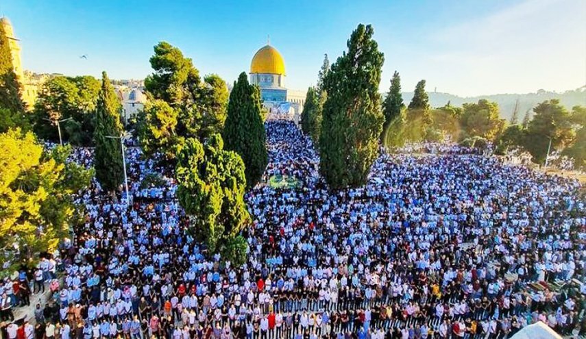 35 ألفًا يؤدُّون صلاة الجمعة في المسجد الاقصی