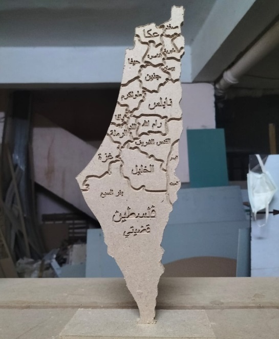 فنّان مصري يرسم خريطة فلسطين بأحرف الآيات القرآنية + صور