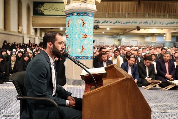 شاهد...تلاوة الفائز بالمرتبة الأولى في مسابقات إیران الدولية للقرآن بحضور قائد الثورة