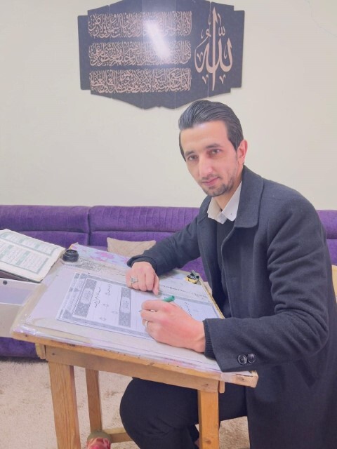 شاب أردني ينسخ القرآن الكريم بخط يده + صور شاب أردني ينسخ القرآن الكريم بخط يده + صور