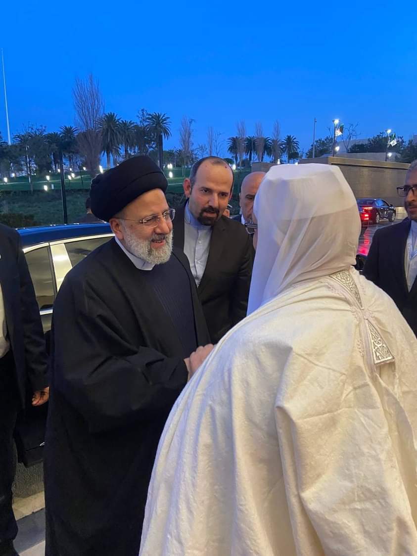 الرئيس الإيراني يزور جامع الجزائر ويؤدي فيه صلاة المغرب + صور