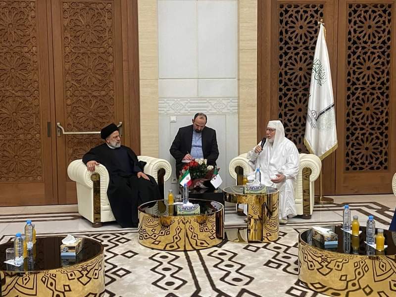 الرئيس الإيراني يزور جامع الجزائر ويؤدي فيه صلاة المغرب + صور