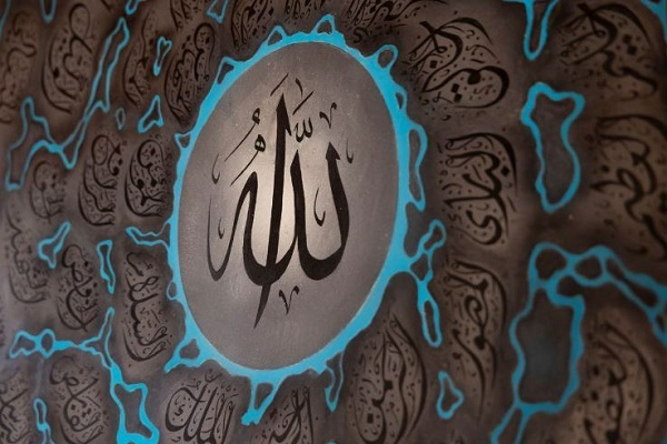 أنامل يابانية تبدع في كتابة الآيات القرآنية وأسماء الله الحسنى