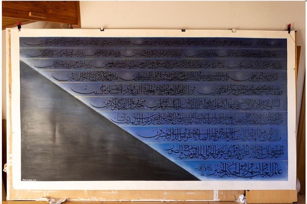 أنامل يابانية تبدع في كتابة الآيات القرآنية وأسماء الله الحسنى